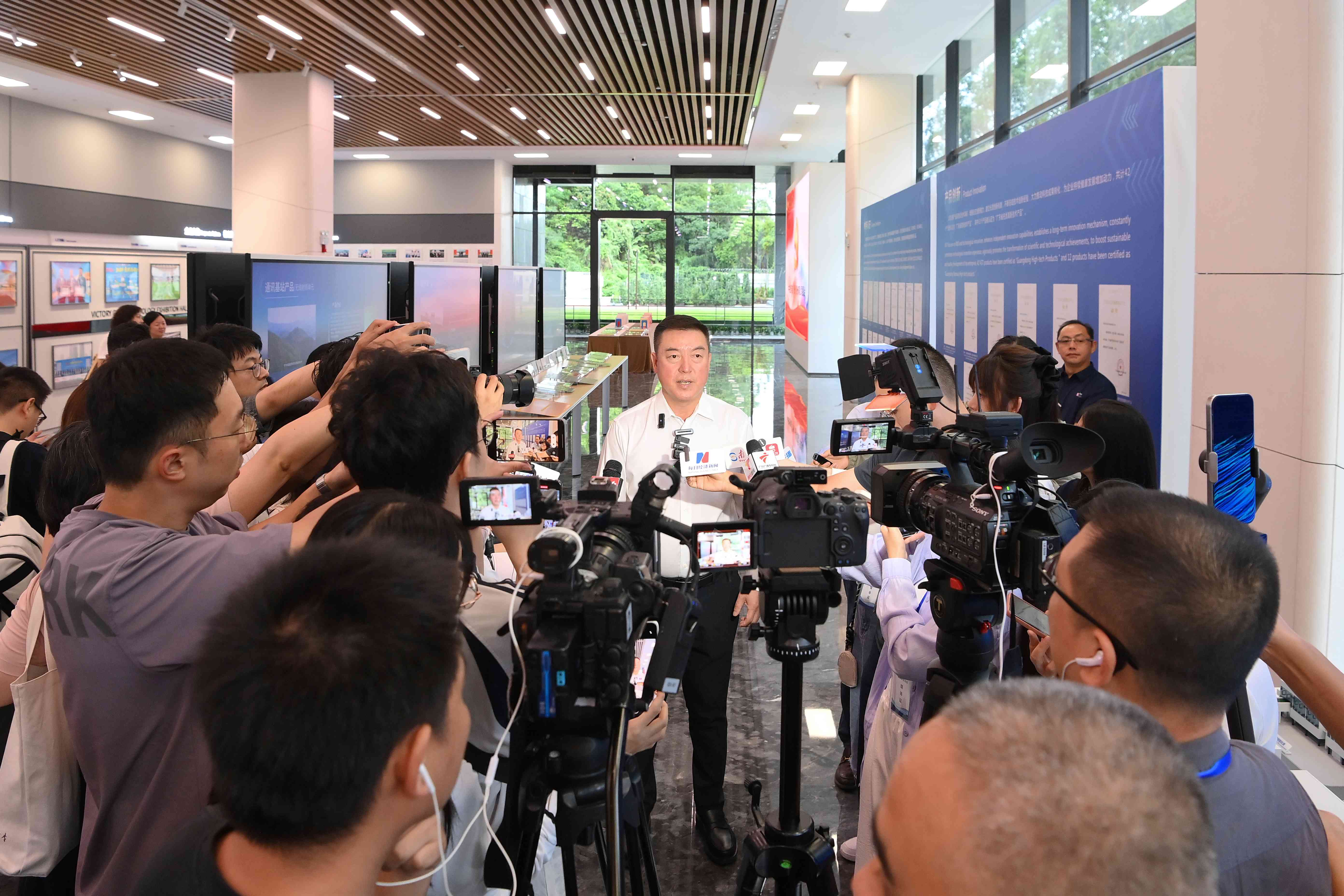 “活力中国调研杏妆主题采访活动走进2121非凡科技